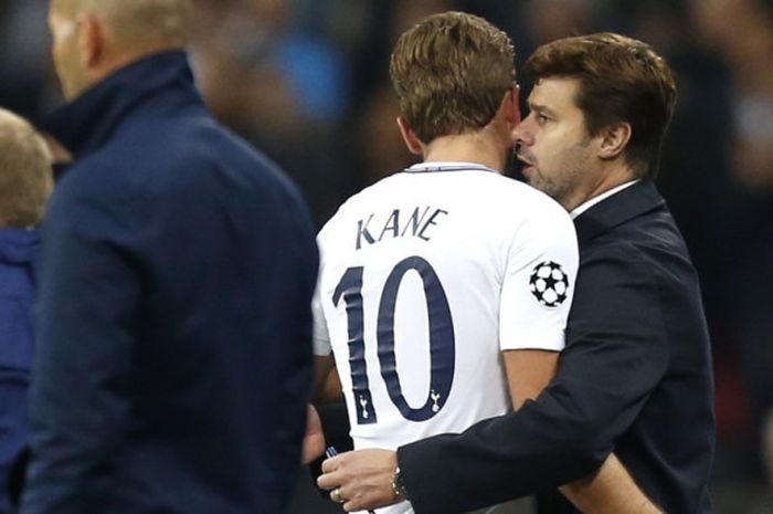 Manajer Tottenham Hotspur, Mauricio Pochettino (kanan), menyambut Harry Kane yang ditarik keluar dalam laga Grup H Liga Champions kontra Real Madrid di Stadion Wembley, London, Inggris, pada 1 November 2017.