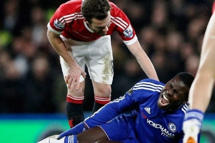 Bek Chelsea, Kurt Zouma, mengalami cedera saat melawan Manchester United, Minggu (7/2/2016). 