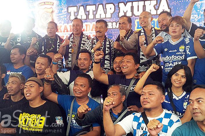  Bobotoh berfoto bersama Kapolda Jabar Irjen Pol Agung Budi Maryoto, Pangdam Siliwangi Mayjen TNI Besar Harto Karyawan dan manajer Persib Umuh Muchtar di rumah makan Paviliun Sunda, Kota Bandung, Kamis (26/4/2018). 