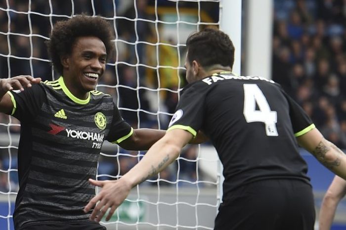 Pemain Chelsea, Willian (kiri), merayakan gol ke gawang Everton bersama Cesc Fabregas dalam lanjutan laga Premier League di Goodison Park, Liverpool, 30 April 2017. 