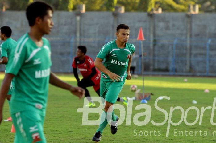 Pemain seleksi, Lorenzo Pace, beraksi di sesi latihan Madura United pada Kamis (24/8/2017).