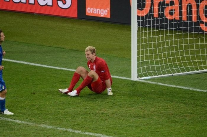 Joe Hart (kanan) dan Andrea Pirlo berduel dalam adu penalti saat Inggris melawan Italia pada perempat final Piala Eropa 2012 di Stadion Olympic, Kiev. 