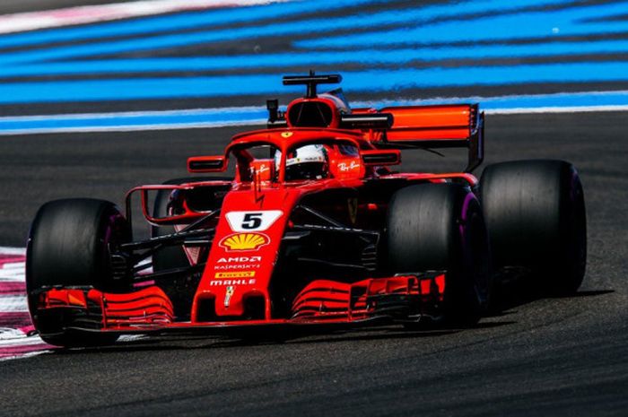 Sebastian Vettel (Ferrari) melintasi salah satu bagian dari Sirkuit Paul Ricard dalam sesi kualifikasi F1 GP Prancis 2018 yang berlangsung Sabtu (23/6/2018).