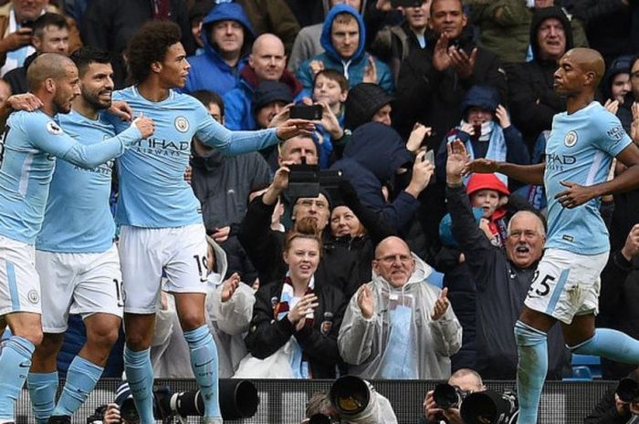 Para pemain Manchester City merayakan gol Sergio Aguero (kedua dari kiri) ke gawang Burnley dalam partai Liga Inggris di Etihad Stadium, Manchester, 21 Oktober 2017.