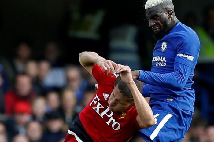 Penyerang sayap Watford, Richarlison (bawah), berduel dengan gelandang Chelsea Tiemoue Bakayoko dalam partai Liga Inggris di Stamford Bridge, London, 21 Oktober 2017.