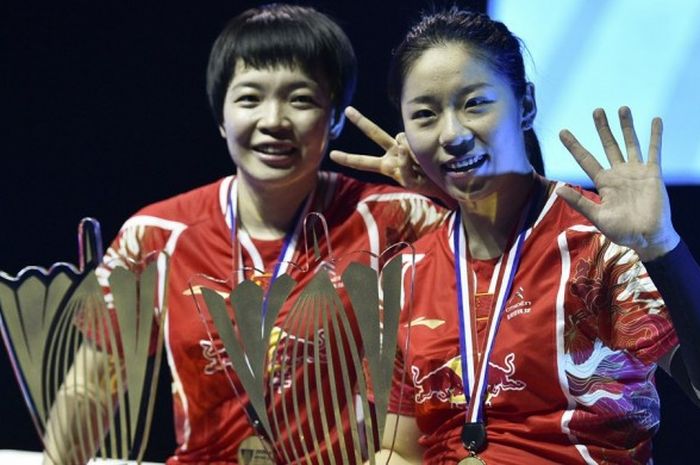 Pasangan ganda putri, Chen Qingchen (kiri)/Jia Yifan, berfoto dengan trofi BWF Superseries Finals 2016. Chen/Jia tampil sebagai juara setelah mengalahkan Misaki Matsutomo/Ayaka Takahashi (Jepang) pada babak final yang berlangsung di Hamdan Sports Complex, Dubai, Uni Emirat Arab, Minggu (18/12/2016).