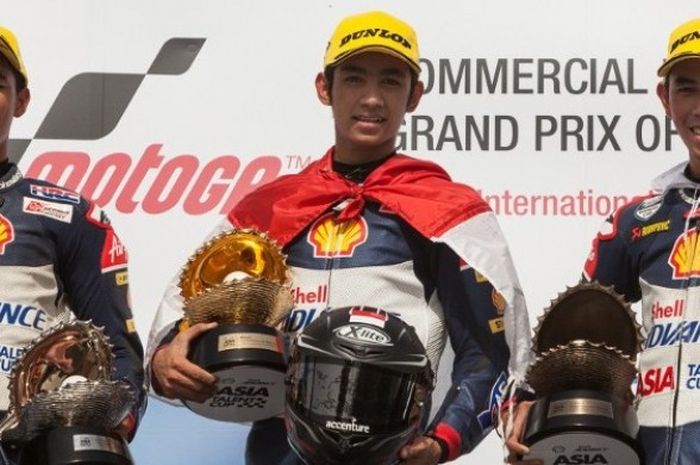  Pebalap Indonesia, Andi Gilang (tengah) dan Gerry Salim (kanan) naik podium di race kedua pada seri kedua Asia Talent Cup (ATC) di Sirkuit Losail, Qatar.