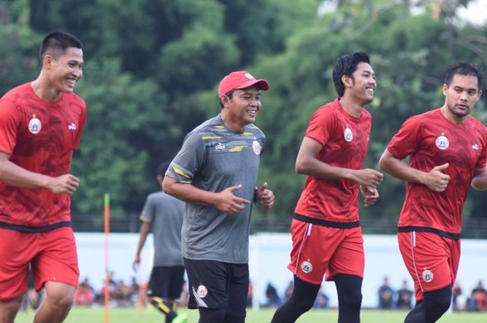 Pelatih kiper Persija Ahmad Fauzi (dua dari kiri) dan tiga kiper yakni Daryono (kiri), Rizky Darmawa