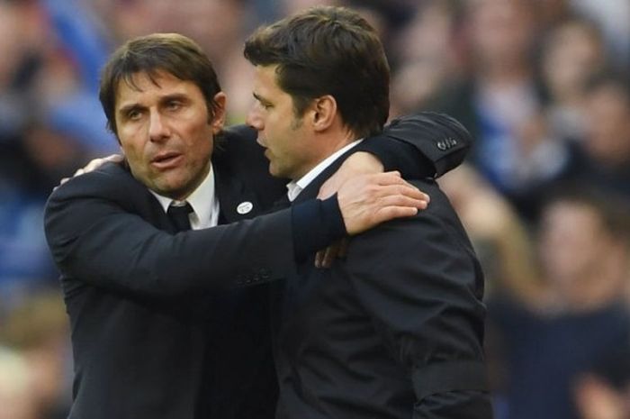 Pelatih Tottenham Hotspur, Mauricio Pochettino (kanan), berpelukan dengan pelatih Chelsea, Antonio Conte, seusai duel semifinal Piala FA di Wembley, London, 22 April 2017.