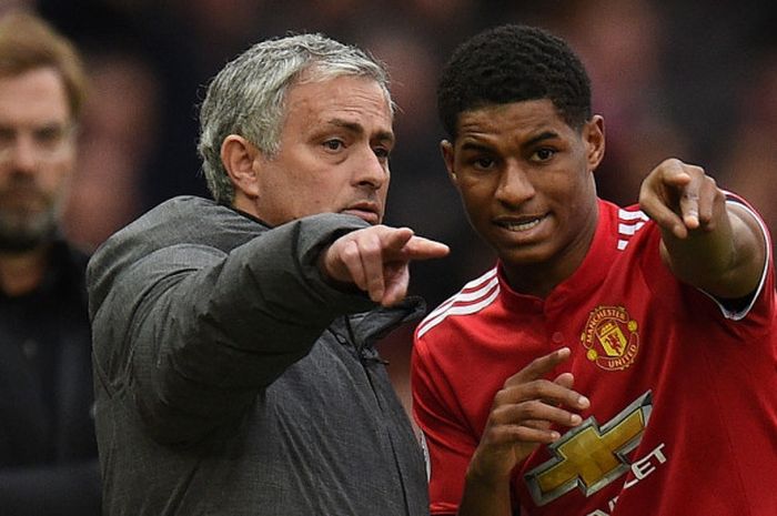   Penyerang Manchester United, Marcus Rashford (kanan), berbicara dengan Manajer Jose Mourinho dalam laga Liga Inggris kontra Liverpool FC di Stadion Old Trafford, Manchester, pada 10 Maret 2018.  