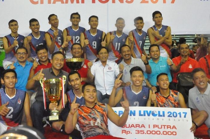 Tim bola voli putra Surabaya Samator berpose setelah memastikan diri sebagai juara Livoli Divisi Utama 2017.