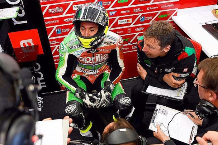 Pebalap Aprilia Racing Team Gresini, Aleix Espargaro berdiskusi dengan kru timnya jelang balapan MotoGP GP Inggris (26/8/2017)