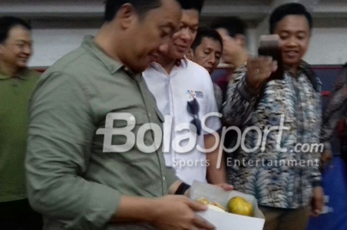  Menteri Pemuda dan Olahraga, Imam Nahrawi (berbaju hijau), tengah meninjau menu makanan atlet.  