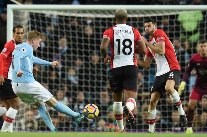 Gelandang Manchester City, Kevin De Bruyne, melepaskan tembakan dalam laga Liga Inggris kontra Southampton di Stadio Etihad, Manchester, pada 29 November 2017.