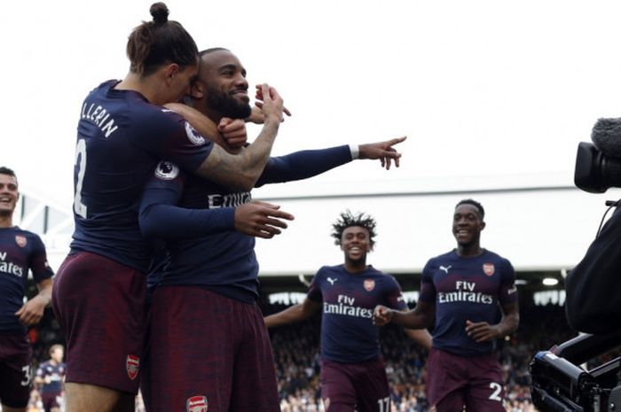 Penyerang Arsenal, Alexandre Lacazette, melakukan selebrasi setelah mencetak gol ke gawang Fulham pada laga lanjutan Liga Inggris di Stadion Craven Cottage, Minggu (7/10/2018) malam WIB.