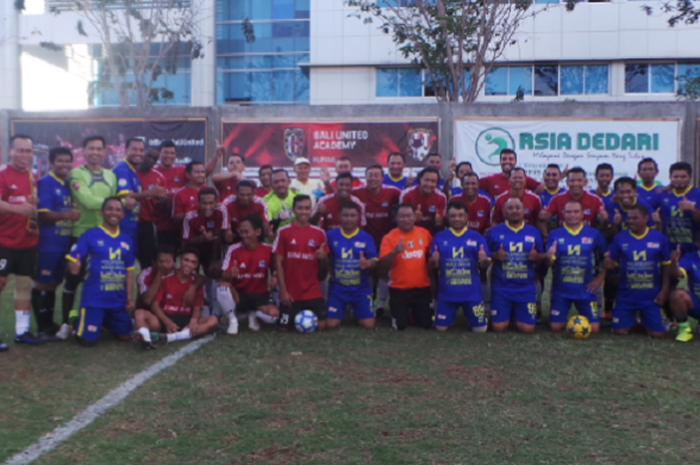 Foto bersama Masgibol NTT dengan Mitra Devata sebelum laga yang berlangsung.di.Lapangan.Bali United Kristal, Kupang, NTT, Jumat (18/8/2017)