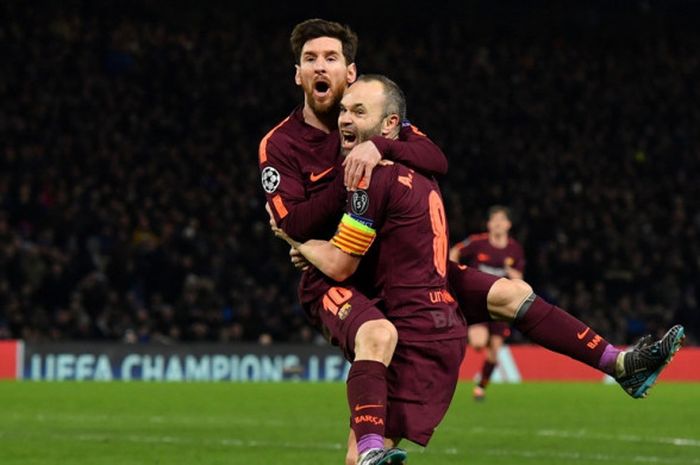 Megabintang FC Barcelona, Lionel Messi (kiri), merayakan golnya bersama Andres Iniesta dalam laga leg pertama babak 16 besar Liga Champions kontra Chelsea di Stadion Stamford Bridge, London, Inggris, pada 20 Februari 2018.