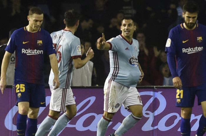 Bek Celta Vigo, Jonny Castro (kedua dari kanan), merayakan golnya ke gawang FC Barcelona dalam laga Liga Spanyol di Stadion Balaidos, Vigo pada 17 April 2018.