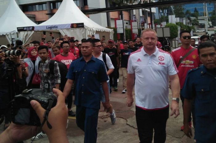 Mantan bek Manchester United, David May, berjalan ke panggung di acara You.C1000 United Way Coaching Clinic bareng legenda sepak bola Indonesia di GOR Soemantri, Jakarta, Sabtu (30/9/17).