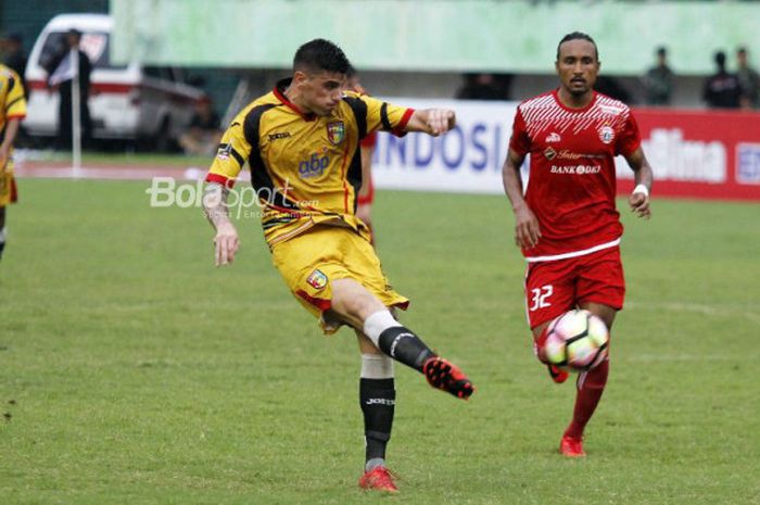 Pemain Mitra Kukar, Fernando Rodrigo Ortega, melepas tembakan dengan dibayangi oleh pemain Persija, Rohit Chand, pada laga babak perempat final Piala Presiden 2018 di Stadion Manahan, Solo, Minggu (4/2/2018).