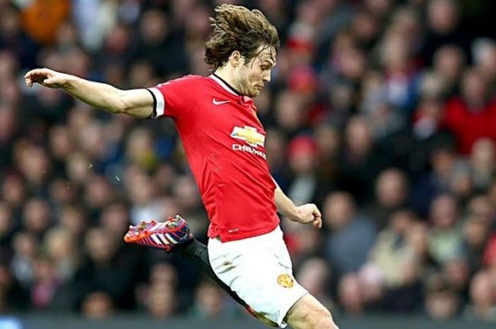 Pemain Manchester United, Daley Blind, tengah beraksi dalam laga Premier League 2014-2016.