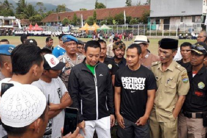 Menteri Pemuda dan Olahraga, Imam Nahrawi, bersama dengan mantan pemain Persib Bandung, Atep dan Tantan, saat meninjau Lapangan Lodaya Sakti, Desa Cisayong, Tasikmalaya, Selasa (15/1/2019).