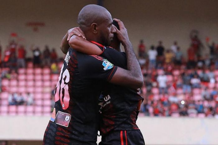      Selebrasi penyerang Persipura Jayapura, Boaz Solossa, seusai membobol gawang Barito Putera pada