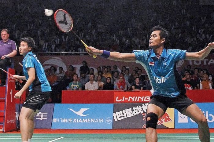 Tontowi Ahmad dan Liliyana Natsir saat melawan ganda campuran Tiongkok, Zhang Nan dan Zhao Yu Lei pada semifinal Kejuaraan DUnia Bulutangkis di Istora, Senayan, Jakarta, Sabtu (15/8/2015). Tantowi Ahmad/Liliyana Natsir kalah dengan skor 22-20, 23-21 dan 21-12.