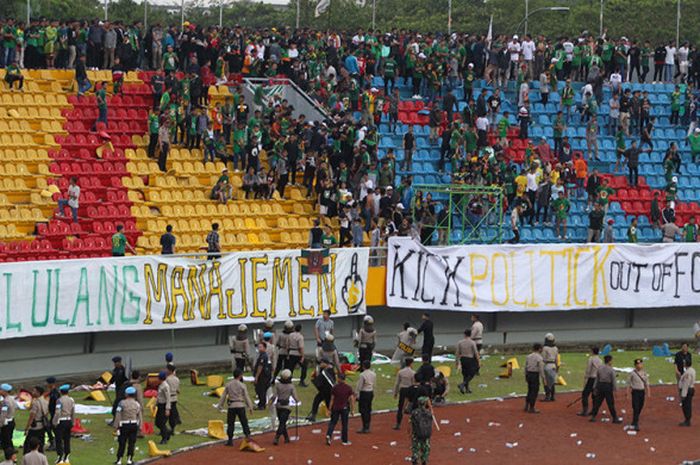 Suporter Sriwijaya FC ricuh dan merusak bangku stadion glora Jakabaring Palembang, saat melawan Arema FC, Sabtu (21/7/2018)