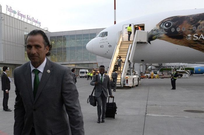 Pelatih Arab Saudi, Juan Antonio Pizzi, bersama pasukannya tiba di Bandara Pulkovo, Saint Petersburg, Rusia pada 9 Juni 2018.