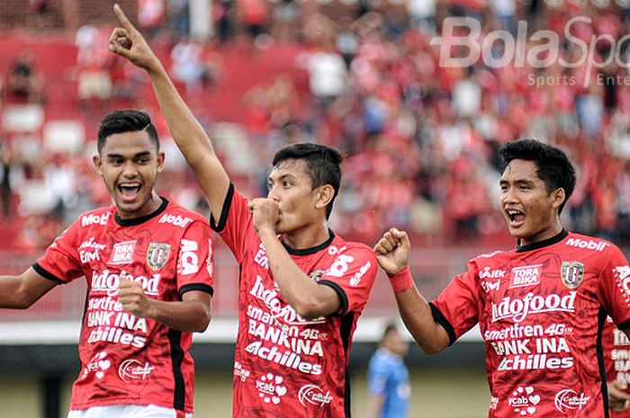 Penyerang Bali United, Martinus Novrianto (tengah), melakukan selebrasi seusai mencetak gol pertama Bali United ke gawang PSPS Riau dalam pertandingan kedua Grup D Piala Presiden 2018 di Stadion Kapten I Wayan Dipta, Gianyar, Bali, Rabu (24/1/2018).