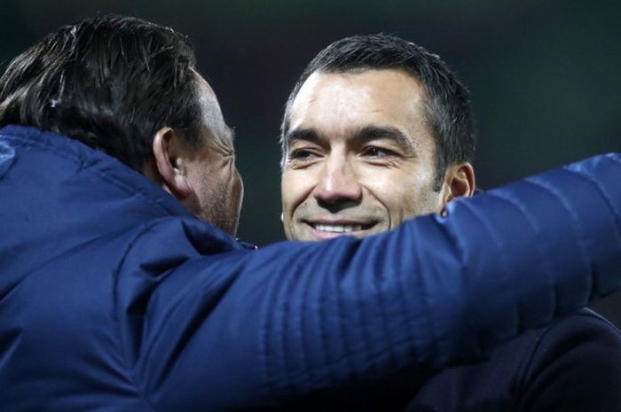 Pelatih Feyenoord, Giovanni van Bronckhorst (kanan), menerima pelukan dari asistennya, Jean-Paul van Gastel, seusai timnya menang atas Groningen dalam laga Liga Belanda di Groningen, Belanda, pada 25 November 2017.