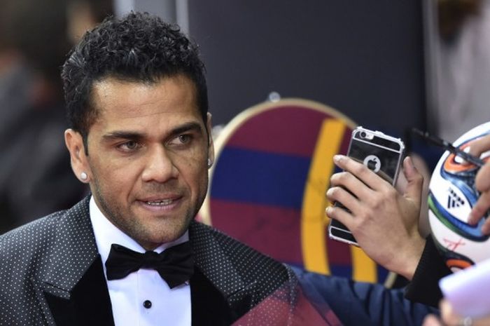 Bek FC Barcelona, Dani Alves, saat menghadiri penghargaan FIFA Ballon d'Or di Zurich, 11 Januari 2016.