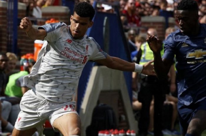 Dominic Solanke dikawal Axel Tuanzebe pada laga Manchester United vs Liverpool dalam lanjutan ICC 2018 di Michigan, 28 Juli 2018. 