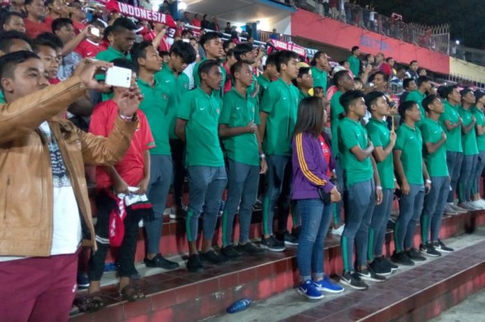 Skuat timnas U-16 Indonesia menonton mendukung timnas U-19 Indonesia di laga perdana penyisihan Grup A Piala AFF U-19 melawan Laos di Gelora Delta Sidoarjo, Minggu (1/7/2018).