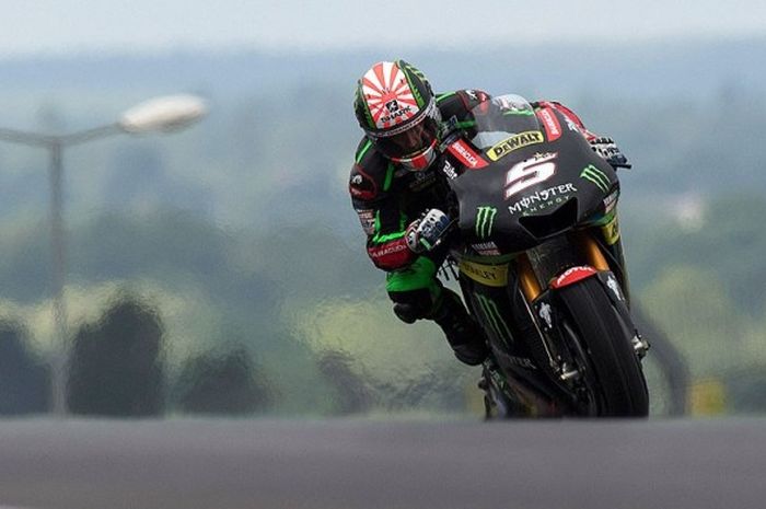 Pebalap tim Monster Yamaha Tech 3, Johann Zarco, memacu motornya di Sirkuit Le Mans dalam sesi kualifikasi MotoGP Prancis, (21/5/2017).