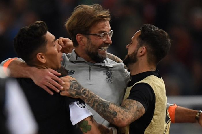   Pelatih Liverpool FC, Juergen Klopp (tengah), melakukan selebrasi bersama Roberto Firmino dan Danny Ings, seusai laga leg kedua semifinal Liga Champions kontra AS Roma di Stadion Olimpico, Roma, Italia pada 2 Mei 2018.  