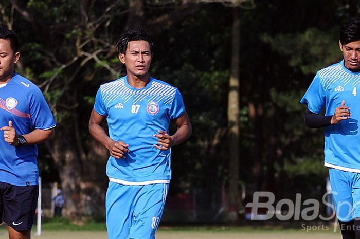 Dua pemain Arema FC, Johan Ahmad Alfarizi dan Syaiful Indra Cahya, berlatih terpisah didampingi oleh sport therapys Arema FC David Setiawan.