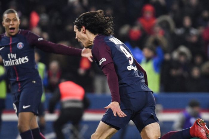 Striker Paris Saint-Germain, Edinson Cavani (kanan), merayakan gol yang dia cetak ke gawang Olympique Marseille dalam laga Liga Prancis di Stadion Parc des Princes, Paris, pada 25 Februari 2018.