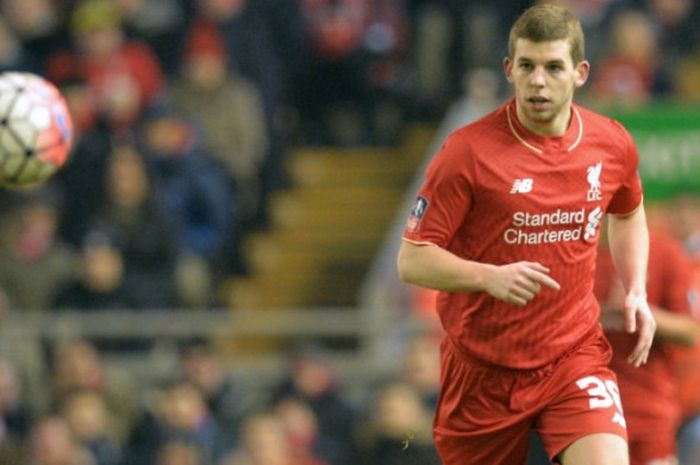 Jon Flanagan saat tampil dalam laga Liverpool kontra Exeter City pada duel Piala FA di Anfield, 20 Januari 2016.