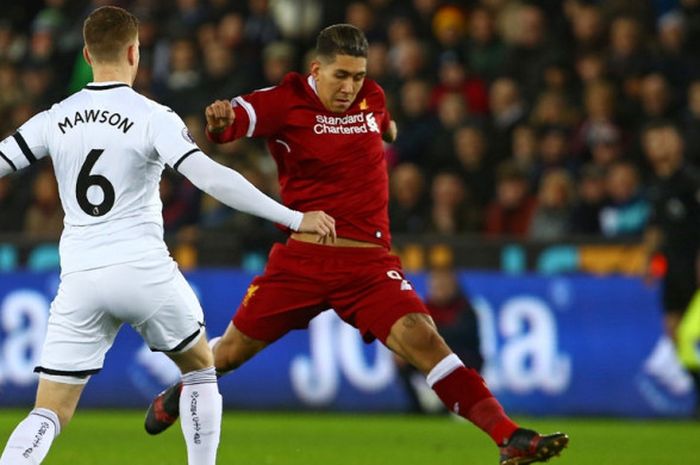 Penyerang Liverpool FC, Roberto Firmino (kanan), berduel dengan bek Swansea City, Alfie Mawson, dalam laga Liga Inggris di Stadion Liberty, Swansea, pada 22 Januari 2018.