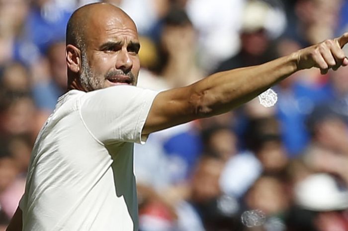 Pelatih Manchester City, Pep Guardiola, memberikan instruksi kepada anak asuhnya pada pertandingan Community Shield di Stadion Wembley, London, Minggu (5/8/2018).