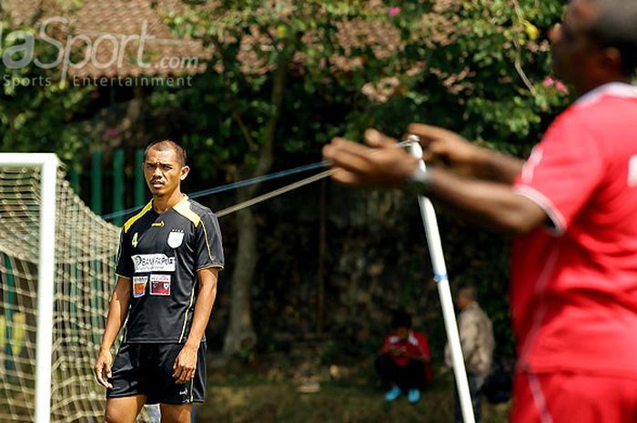 Bek Persipura Jayapura, Ricardo Salampessy, memperhatikan arahan pelatih Wanderley Machado Da Silva Junior, saat mengikuti pemusatan latihan selama tiga hari (16-18 Agustus) di Agrokusuma Batu, Jawa Timur (16/08/2017).