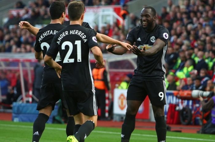 Bomber Manchester United, Romelu Lukaku, melakukan selebrasi setelah mencetak gol ke gawang Stoke City di Bet365 Stadium, Sabtu (9/9/2017) malam WIB.