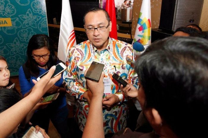 Wakil Sekretaris Jenderal Inasgoc Hari Warganegara berbicara dengan para awak media pada sela CdM Meeting Asian Games 2018, di Hotel Mulia, Senayan, Jakarta, Rabu (13/12/2017).