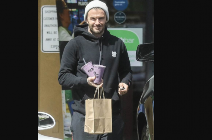 David Beckham sesaat setelah mengisi bahan bakar mobilnya di West Hollywood