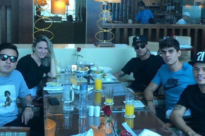 Neymar yang santer dikaitkan dengan Paris Saint-Germain sedang berada di salah satu restoran di Dubai.