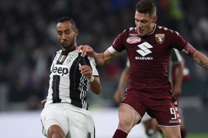 Striker Torino, Andrea Belotti (kanan), berduel dengan bek Juventus, Medhi Benatia, dalam partai Liga Italia di Juventus Stadium, Turin, 6 Mei 2017.