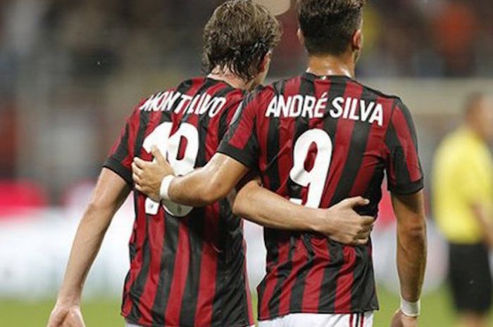 Dua pemain AC Milan, Riccardo Montolivo dan Andre Silva, merayakan gol timnya ke gawang Shkendija pada play-off Liga Europa di San Siro, Kamis (17/8/2017). 