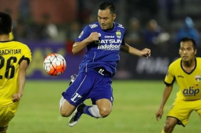 Gelandang Persib, Shohei Matsunaga melompat saat mengamankan bola dari pemain Mitra Kukar untuk partai perempat final Piala Presiden 2017 di Stadion Manahan, Solo, Sabtu (25/2/2017) malam.  